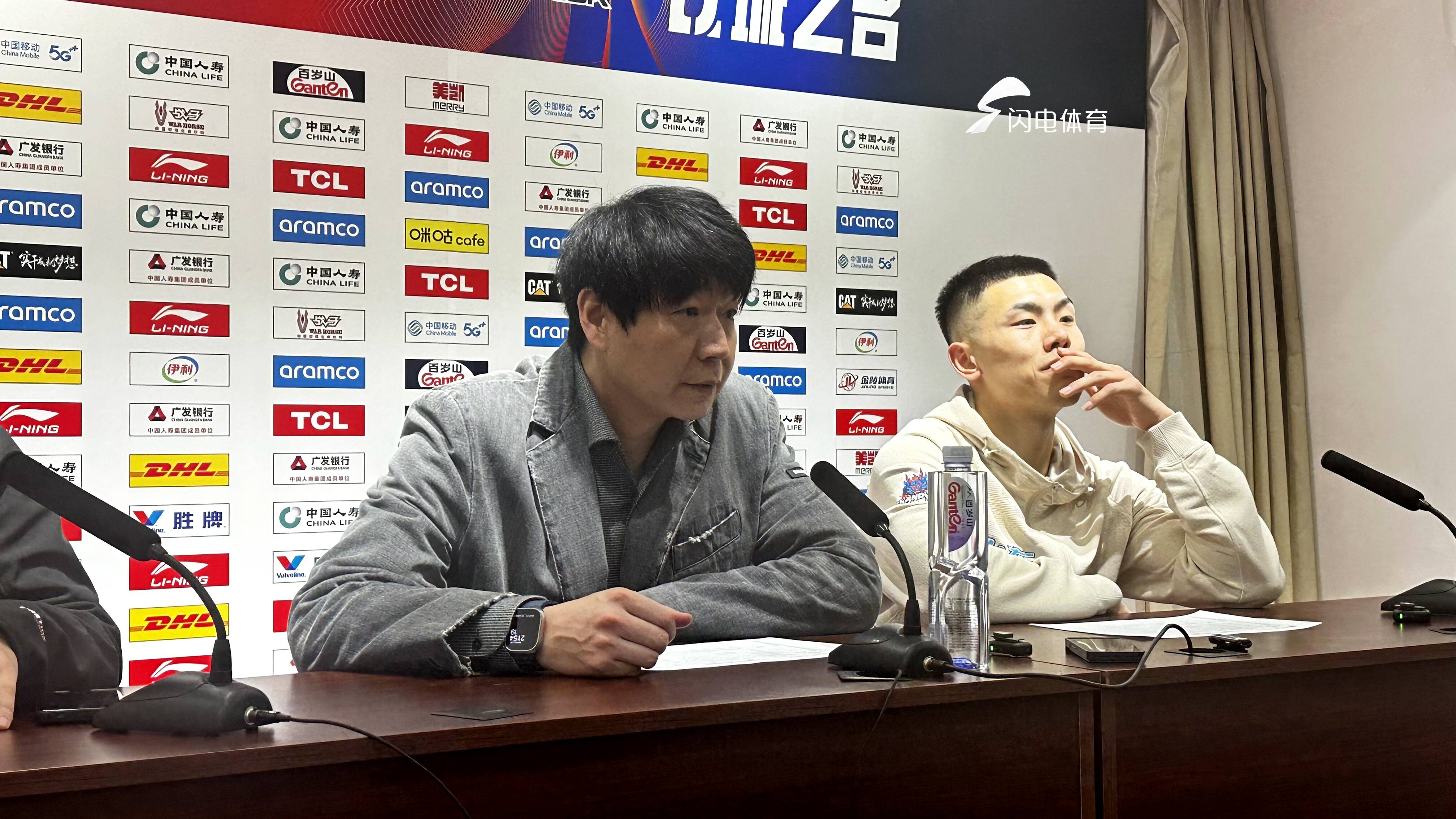 山东男篮更新邱彪指导训练视频：为邱彪指导敬业精神点赞