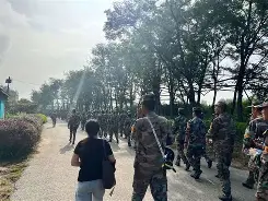 球队拉练进行中，全队齐心协力的简单介绍